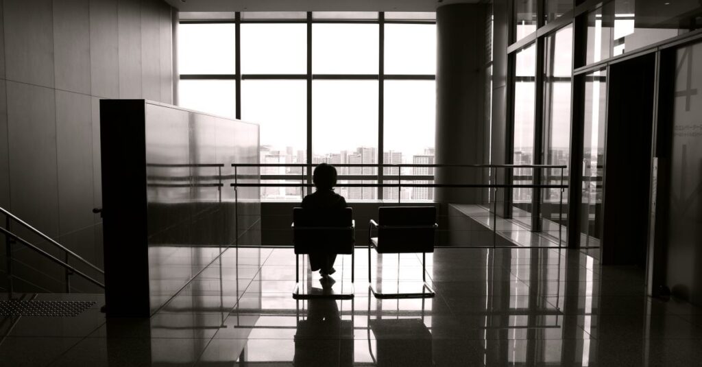 退職を迷う人が最終判断基準を整理して前に進むイメージ