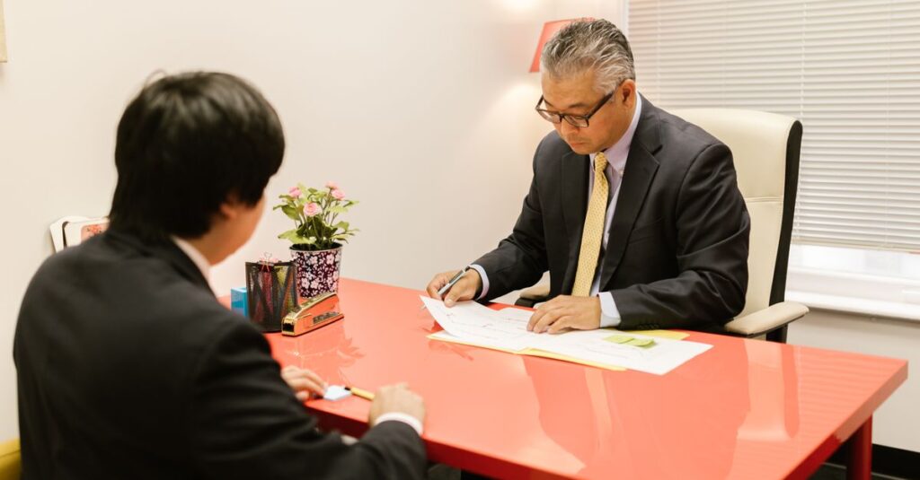 退職を迷う人が最終判断基準を整理して前に進むイメージ